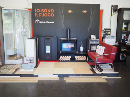 Interno dello showroom Cardone Ceramiche e Arredo Bagno a Ostuni